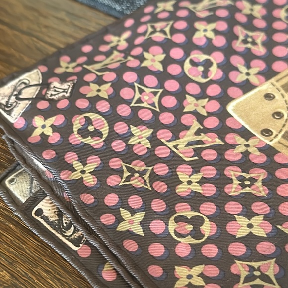 Louis Vuitton scarf from summer of 2013 “Article de Voyage” collection-BNIB - Picture 4 of 11